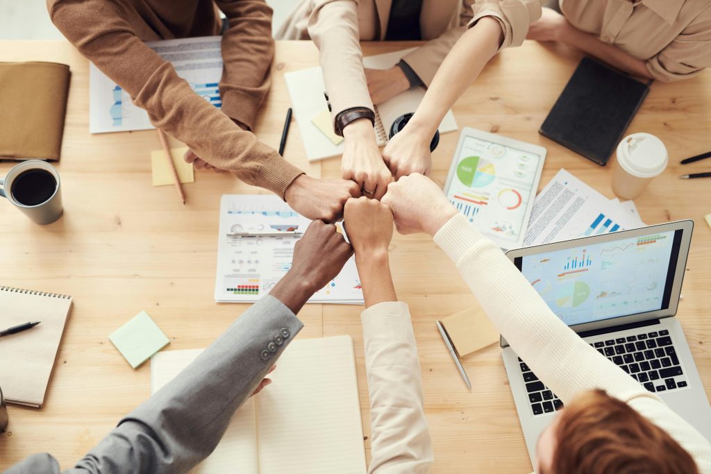 Manager plus humain, Leadership, Coaching, Coaching en entreprise, coaching individuel, collaborateurs, équipes, posture, écoute active, compétences, qualités