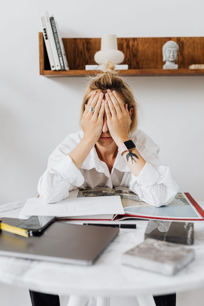 Surcharge, charge mentale, fatigue, performance, efficacité, alignement, assertivité, besoins, Coaching professionnel individuel et collectif, émotions, poser ses limites